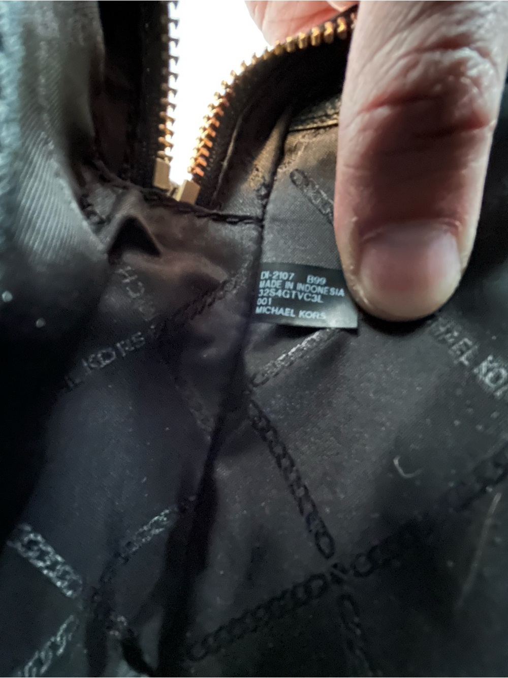 Michael Kors Black Leather Jet Set Santiago Crossbody with Gold Hardware - Picture 10 of 10